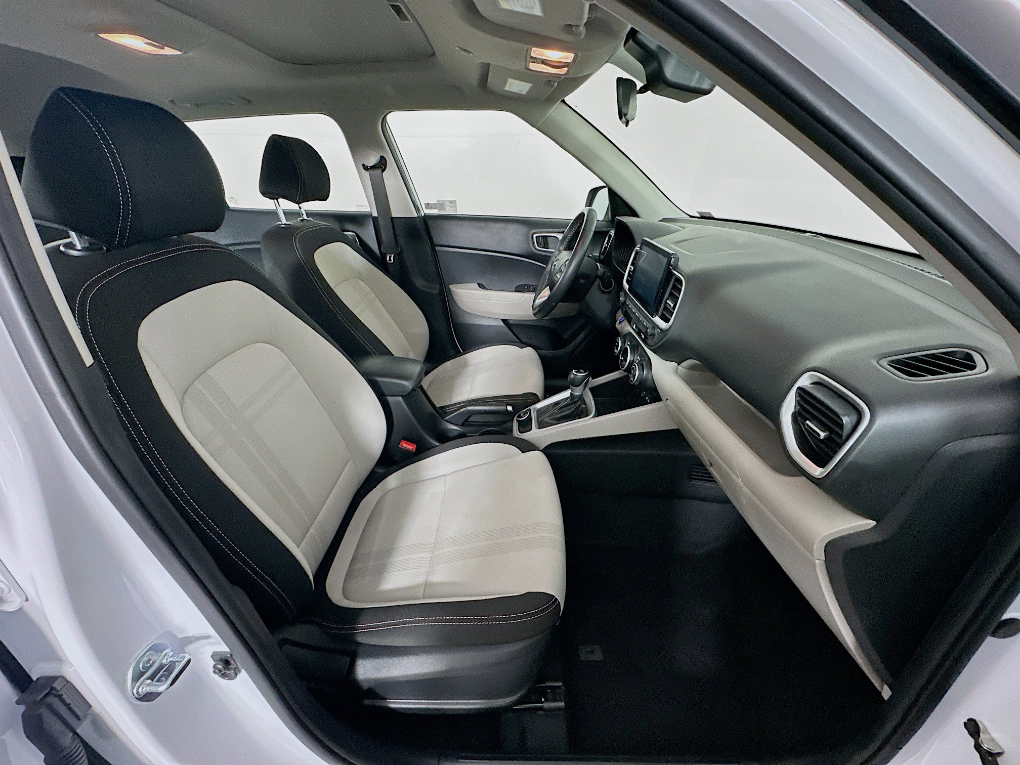 Used 2025 Hyundai Venue SEL FWD image 30