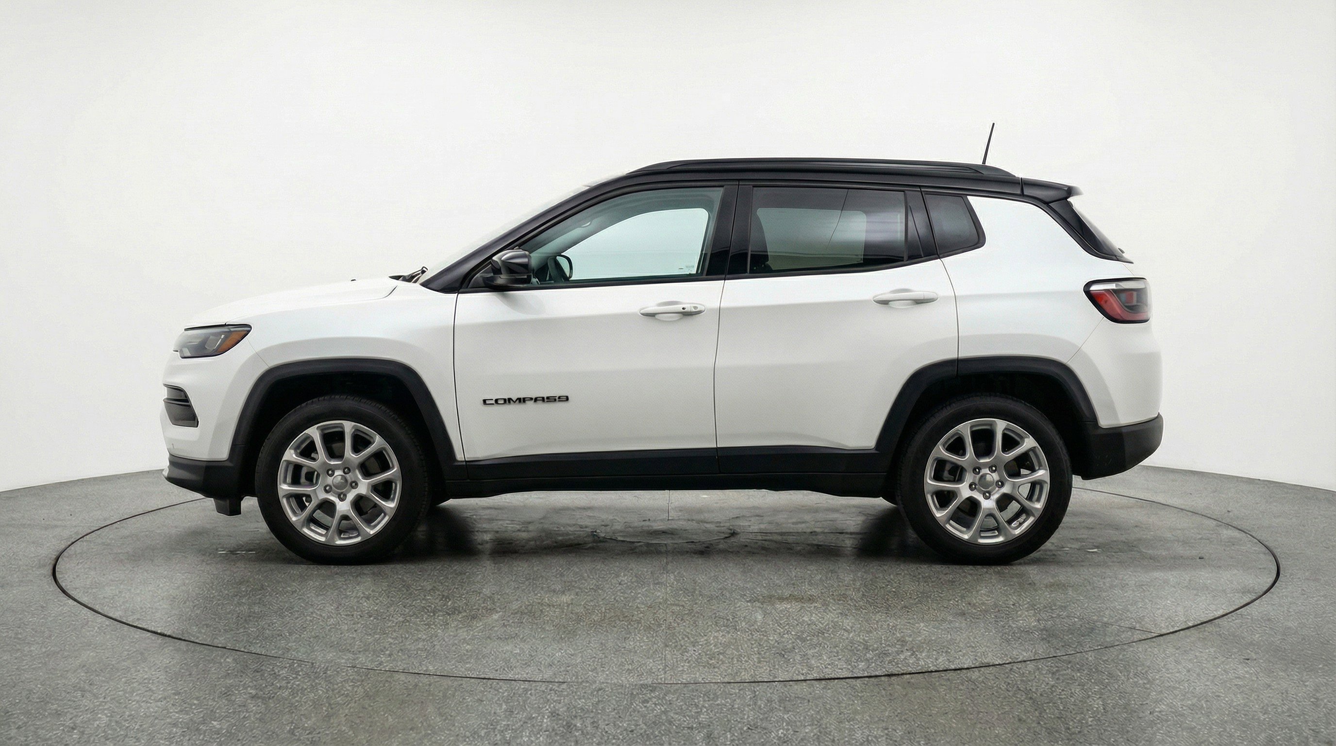 Used 2025 Jeep Compass Limited image 5