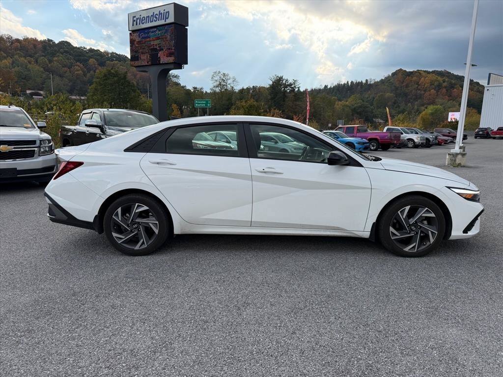 Used 2025 Hyundai Elantra Sport FWD image 13