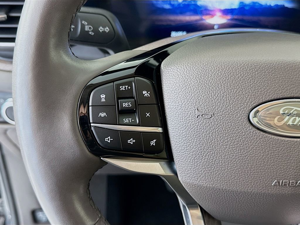 Used 2023 Ford Explorer Platinum image 11