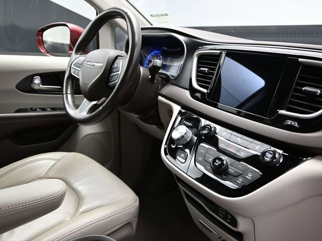 Used 2020 Chrysler Pacifica Touring-L w/ Tire & Wheel Group image 14