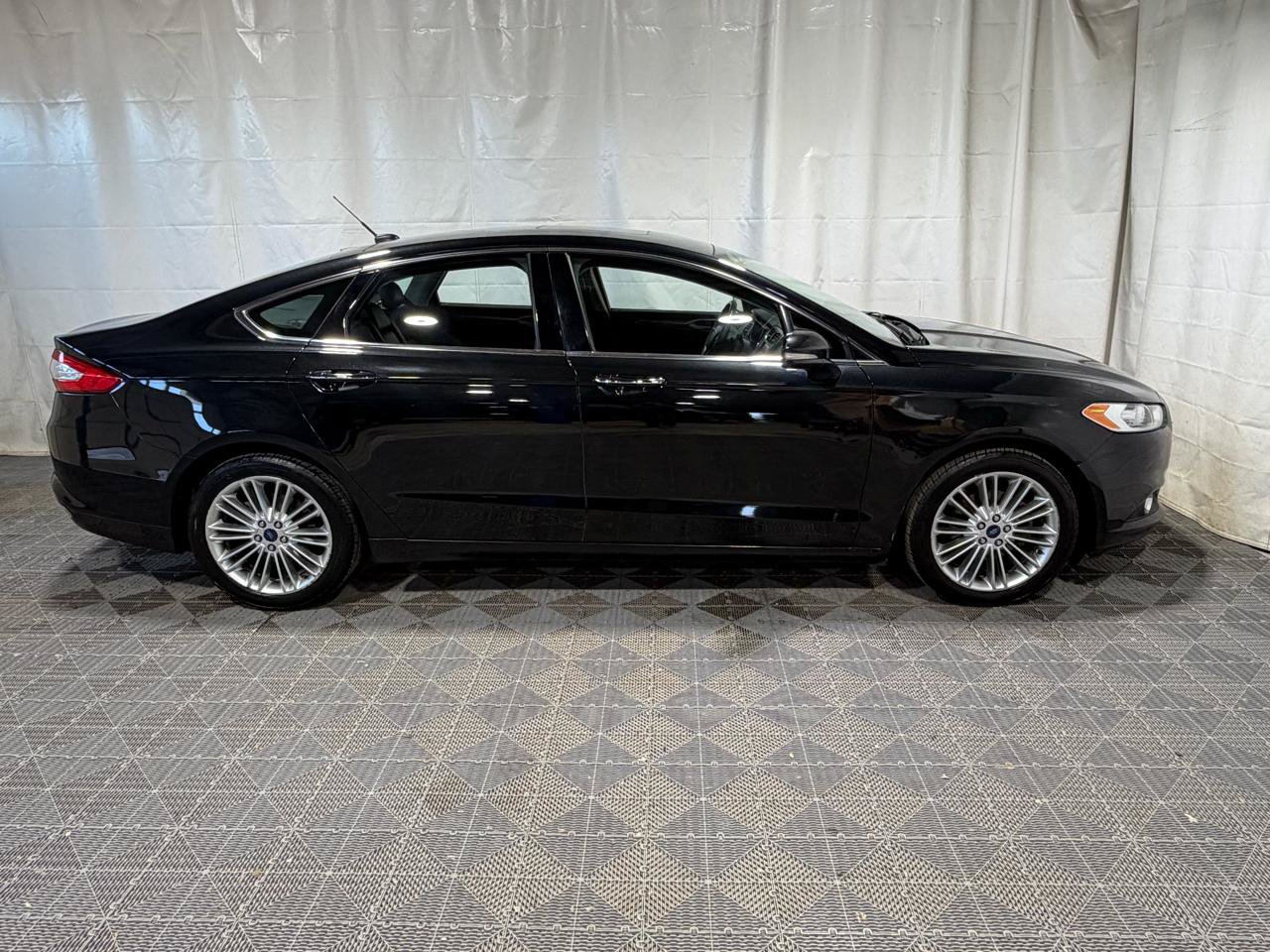 Used 2014 Ford Fusion SE w/ Equipment Group 202A FWD image 9