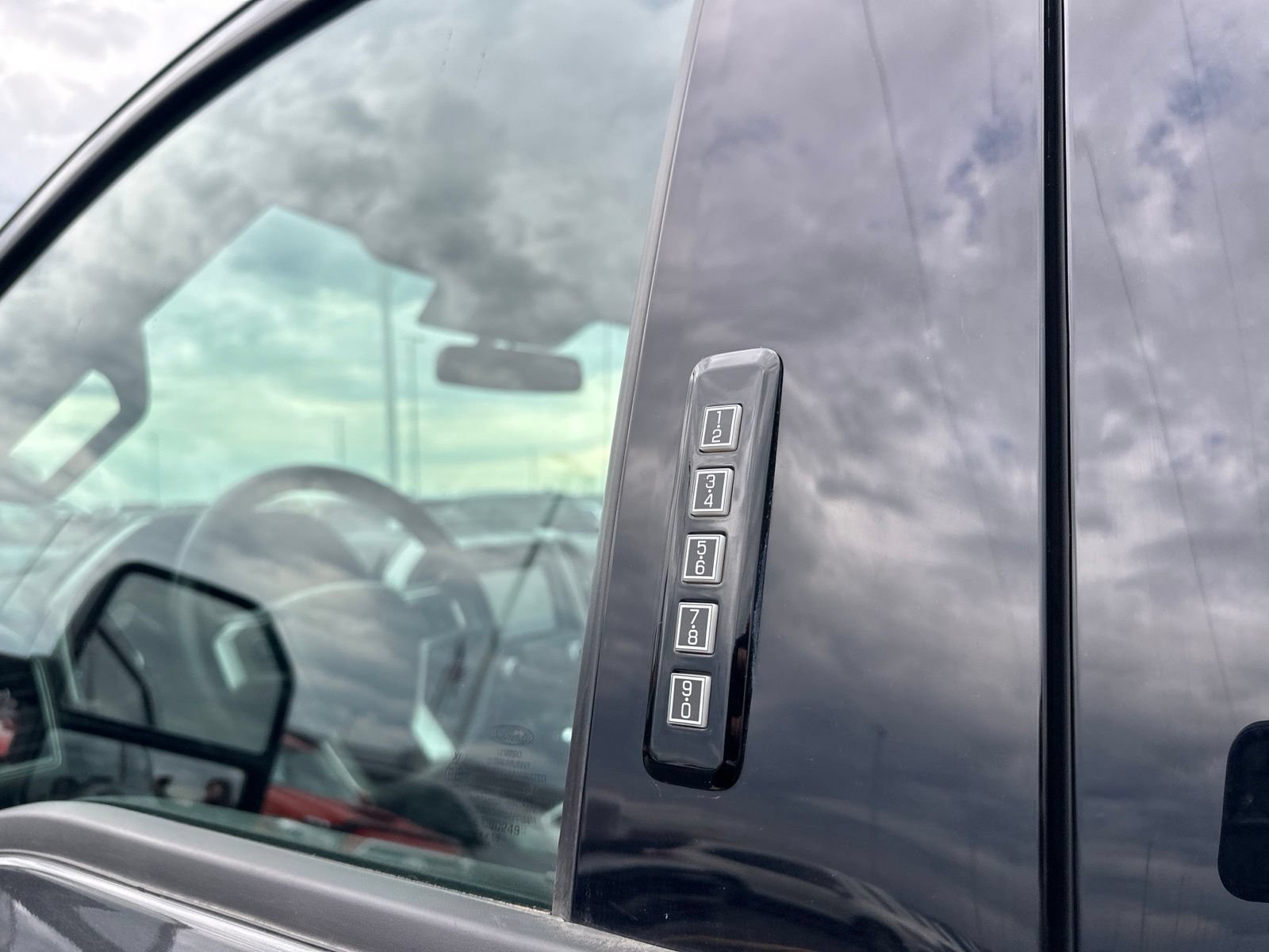 Used 2019 Ford F150 Lariat w/ Equipment Group 502A Luxury AWD/4WD image 14