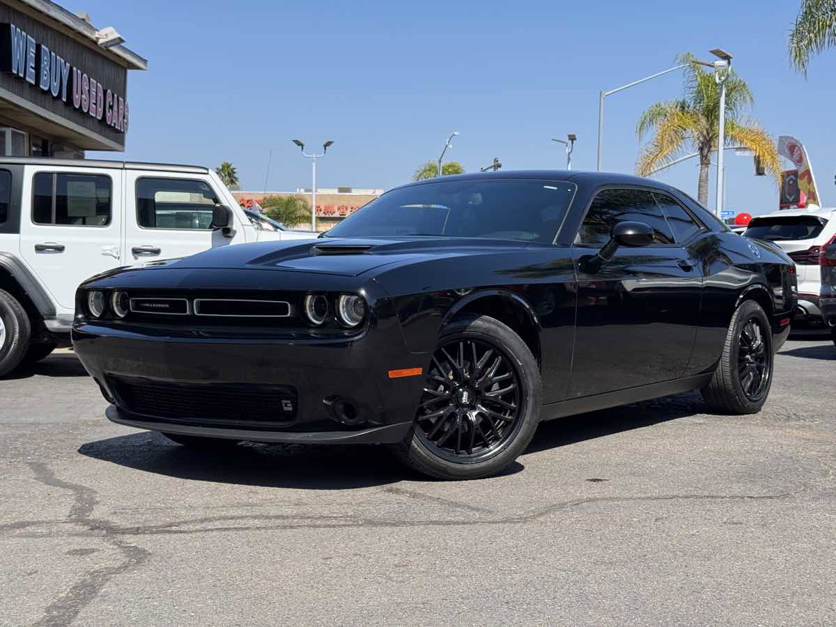 Used 2020 Dodge Challenger SXT RWD image 2