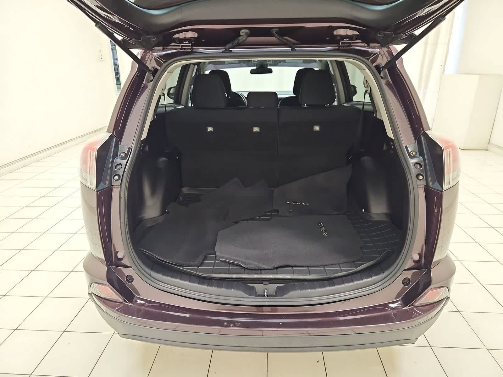 Used 2018 Toyota RAV4 LE FWD image 19