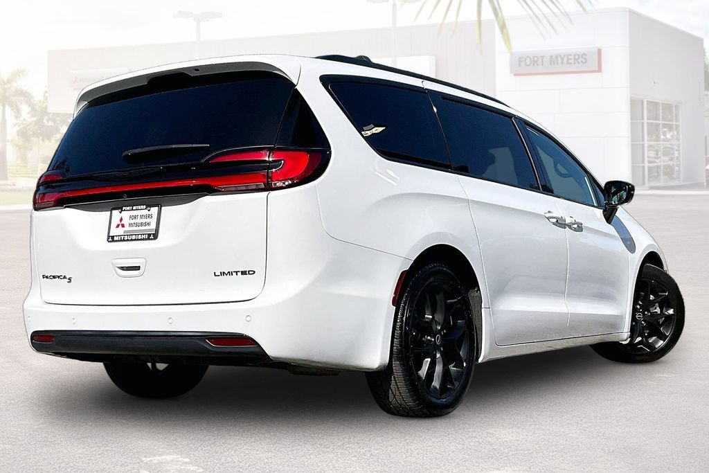 Used 2025 Chrysler Pacifica Limited FWD image 35