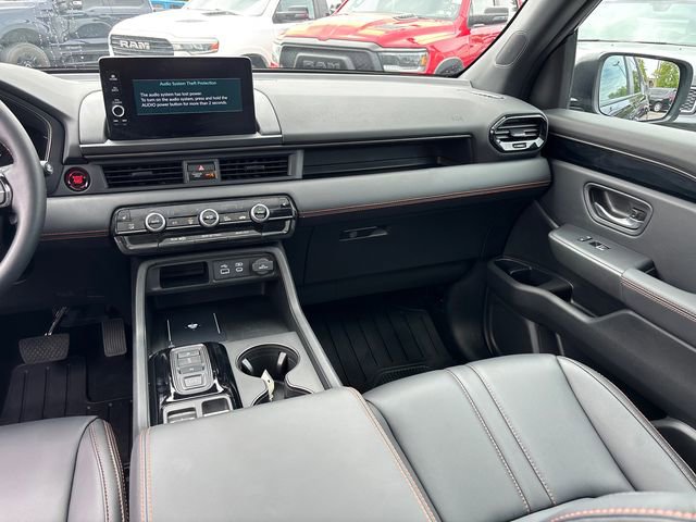 Used 2025 Honda Pilot TrailSport image 8