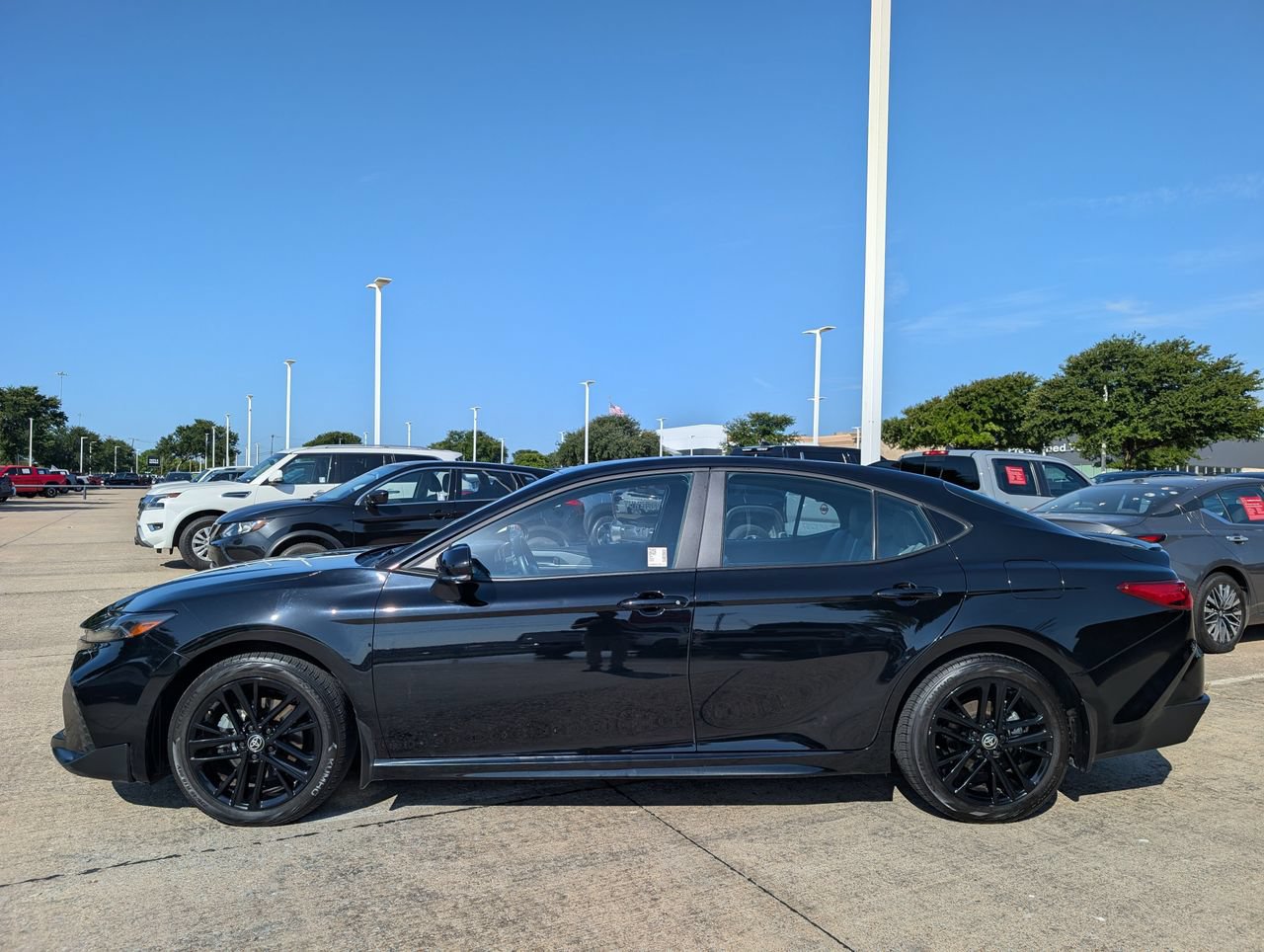 Used 2025 Toyota Camry SE AWD/4WD image 3