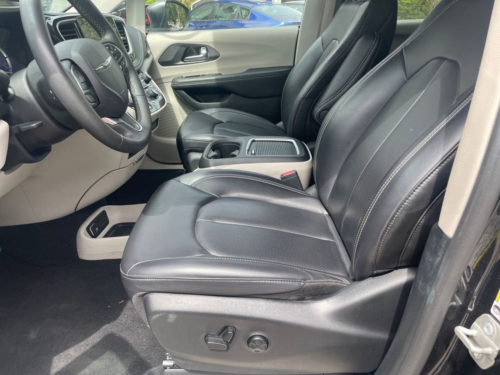 Used 2023 Chrysler Pacifica Touring-L image 25