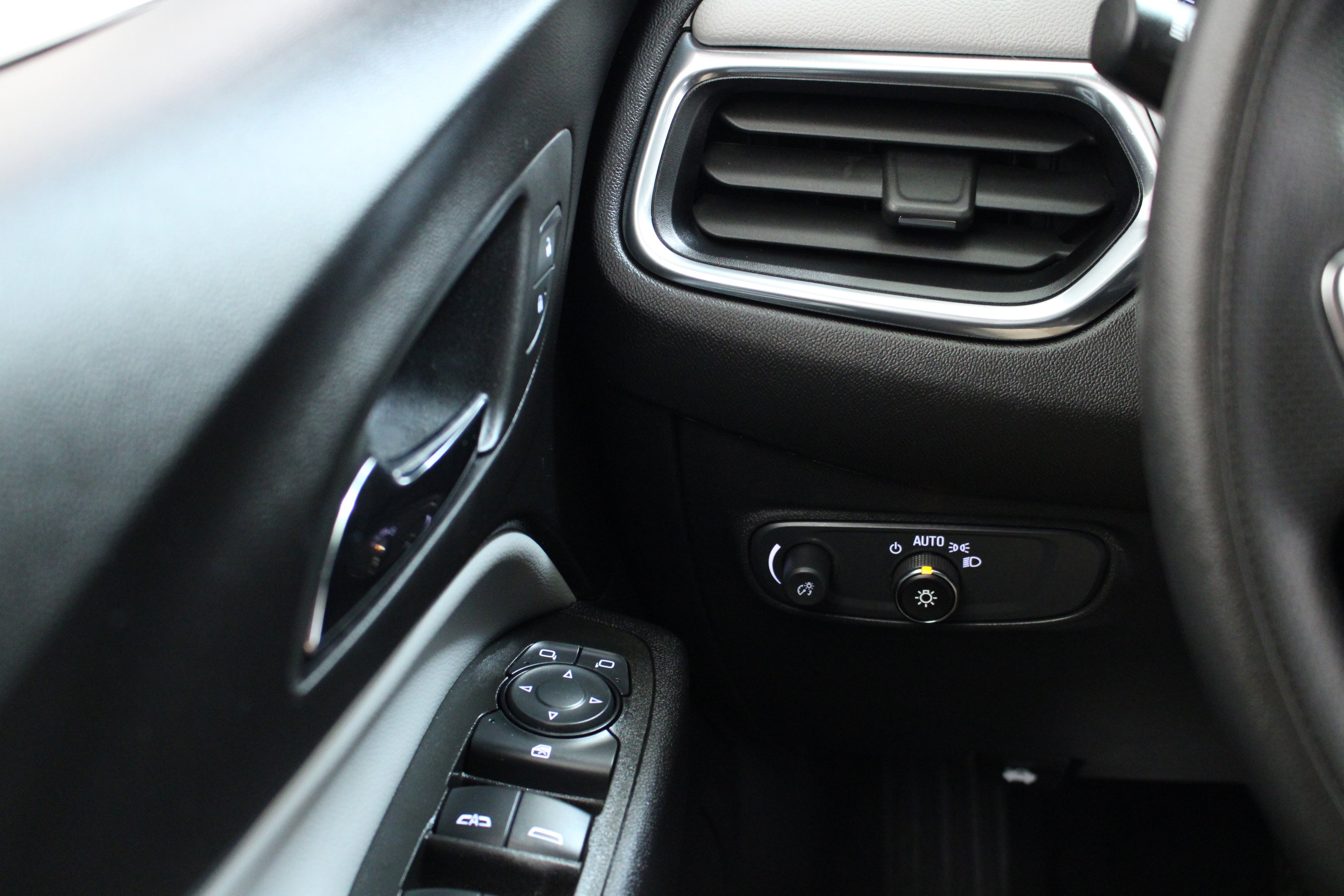 Used 2024 Chevrolet Equinox LS AWD/4WD image 16