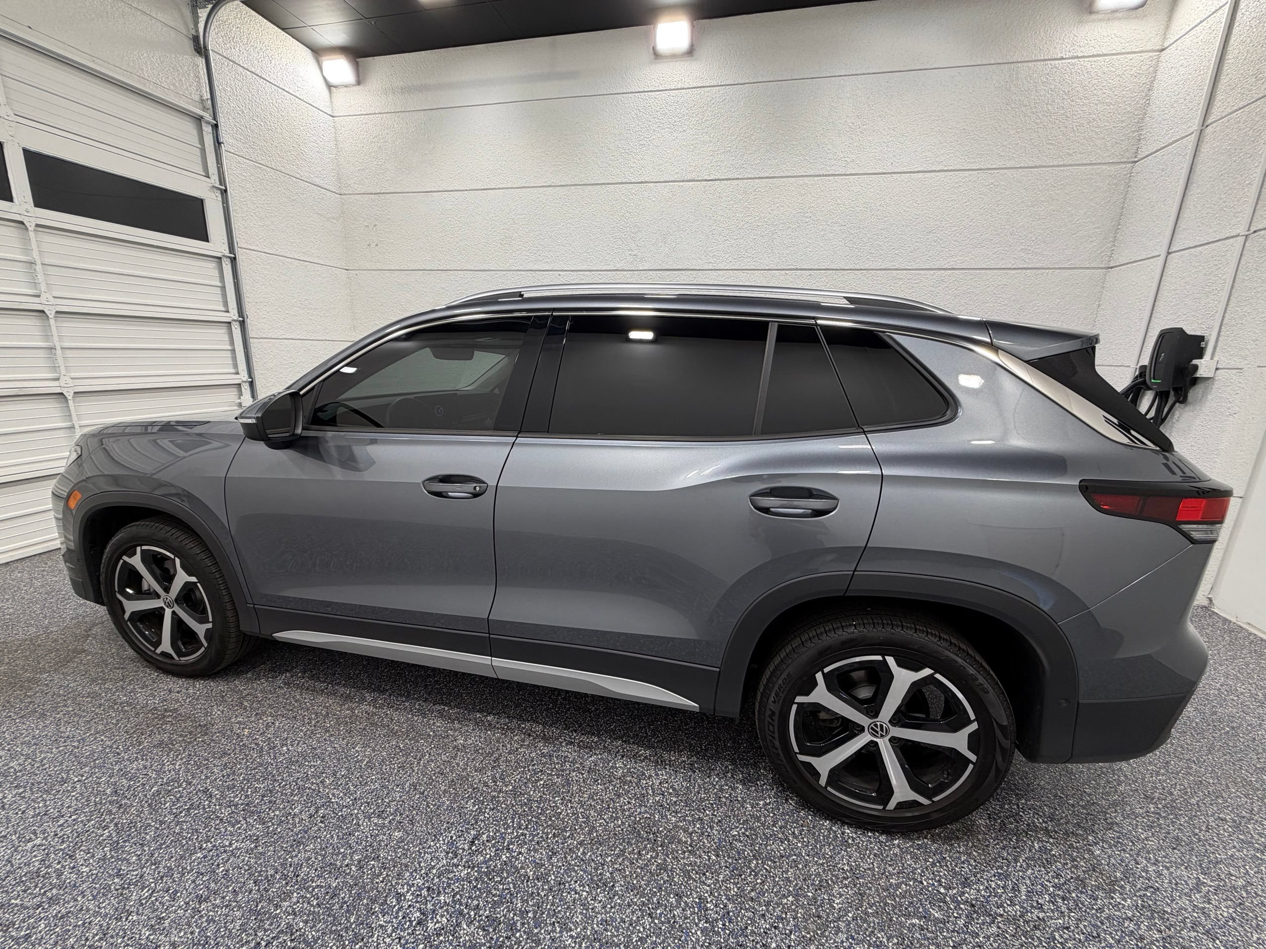 Used 2026 Volkswagen Tiguan SE w/ Panoramic Sunroof Package AWD/4WD image 3