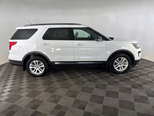 Used 2018 Ford Explorer XLT w/ Equipment Group 202A AWD/4WD image 4