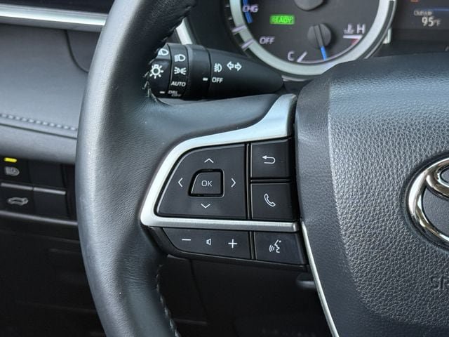 Used 2023 Toyota Highlander XLE FWD image 14