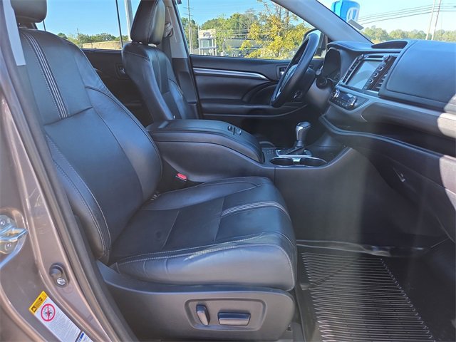 Used 2018 Toyota Highlander SE image 16