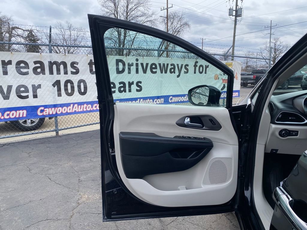 Used 2024 Chrysler Pacifica Touring-L image 11