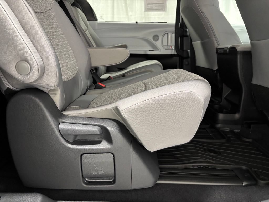 Used 2026 Toyota Sienna LE FWD image 55