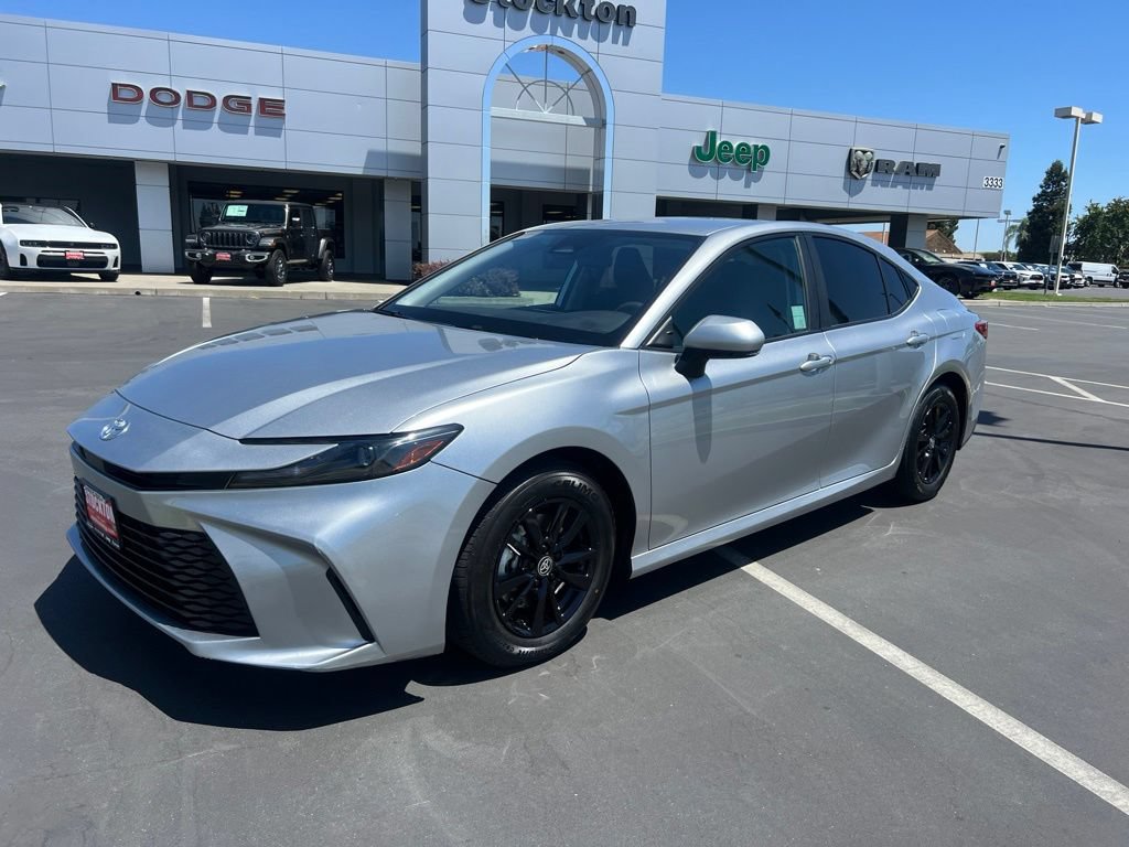 Used 2025 Toyota Camry LE FWD image 5