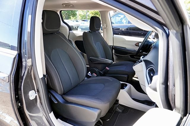 Used 2022 Chrysler Voyager LX FWD image 12
