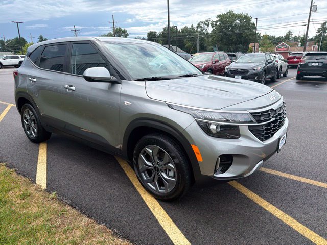 Used 2025 Kia Seltos LX AWD/4WD image 3