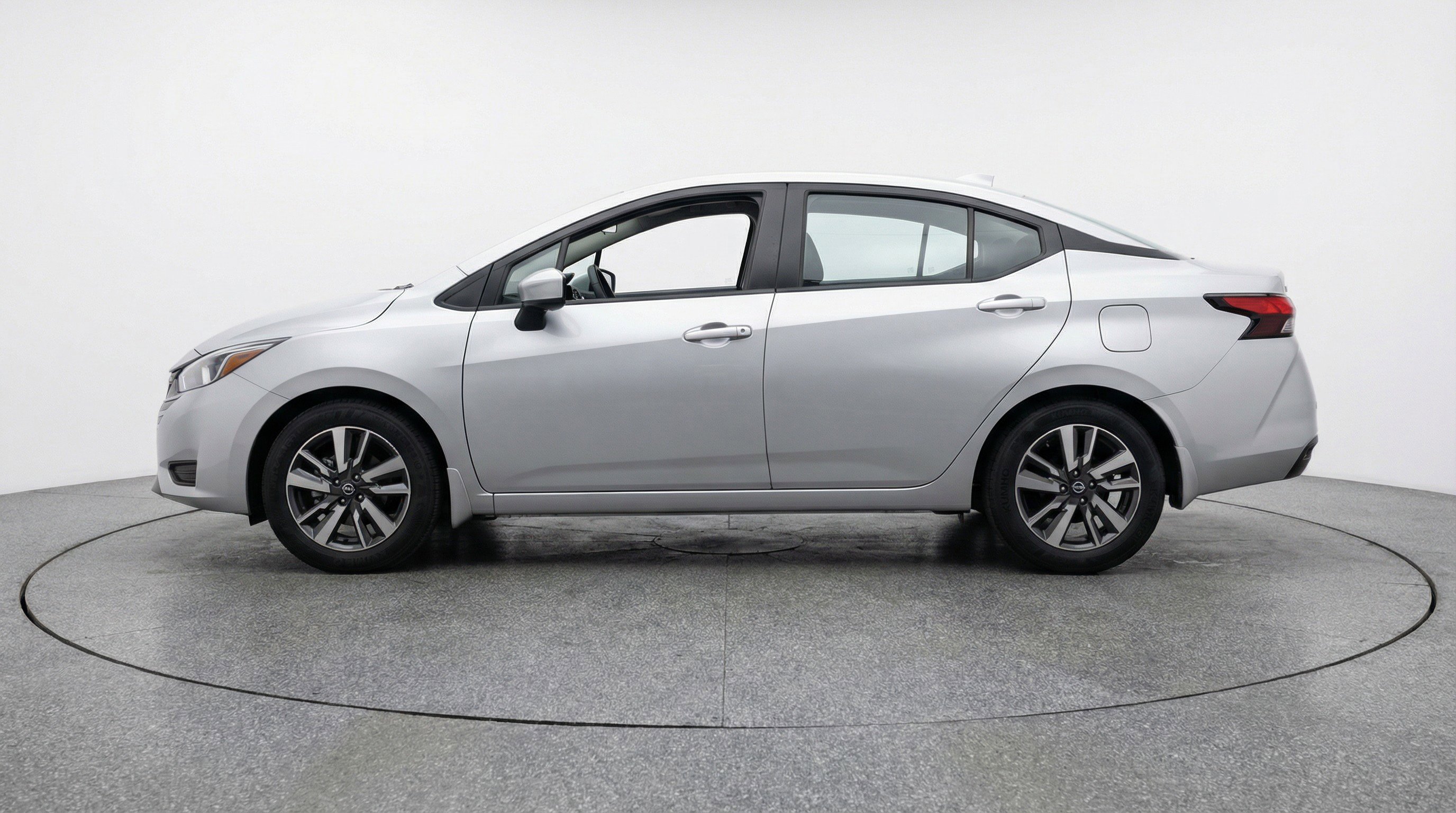 Used 2025 Nissan Versa SV image 5