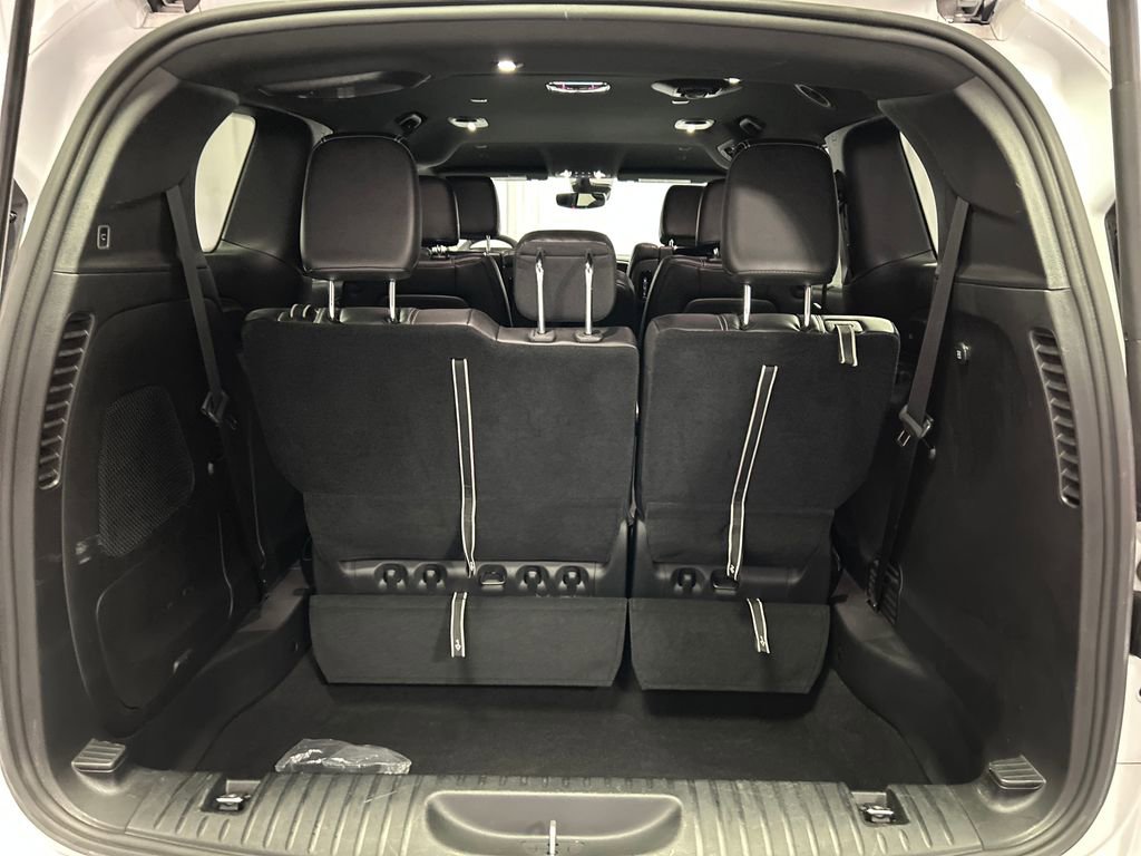 Used 2025 Chrysler Pacifica Select w/ Uconnect Theater Family Group image 26