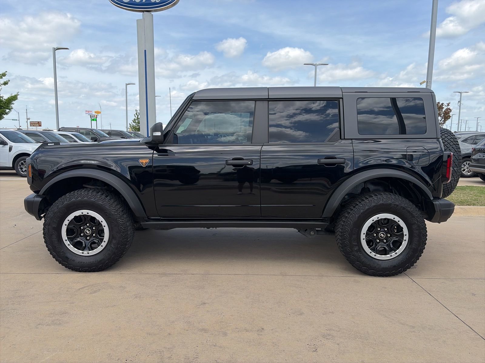 Used 2023 Ford Bronco Badlands image 2