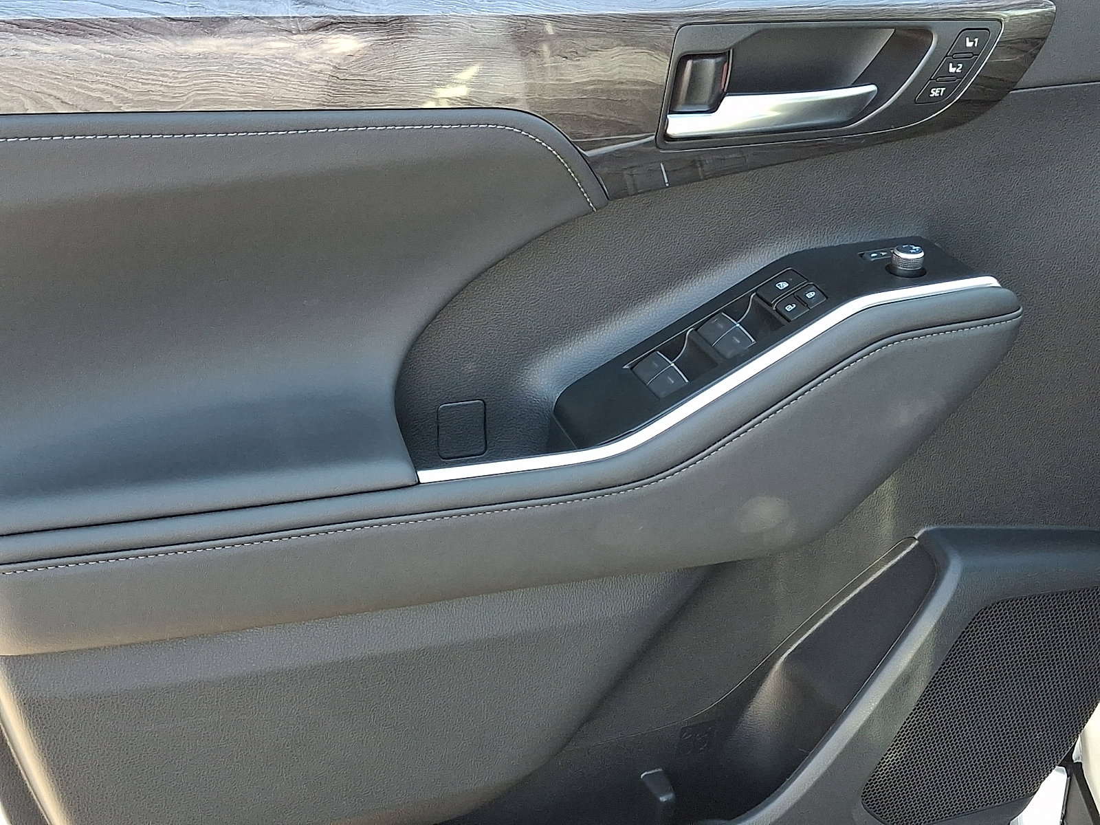 New 2026 Toyota Highlander Platinum image 10