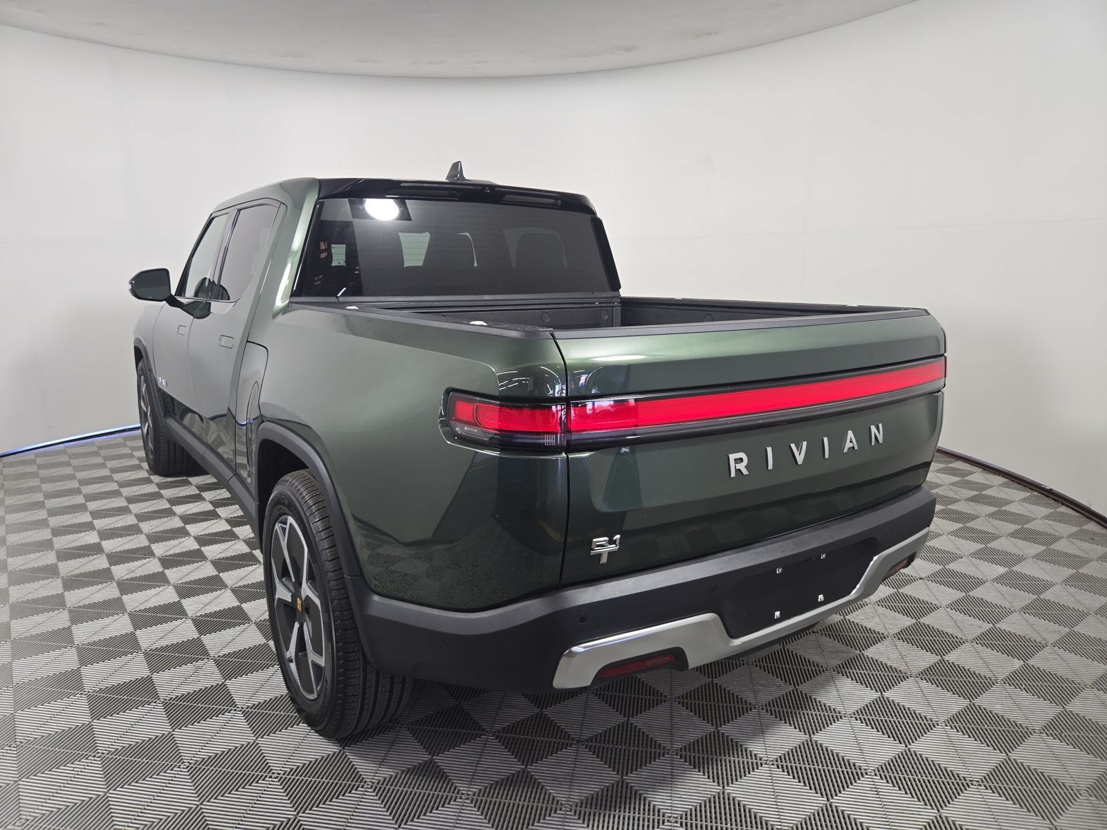 Used 2024 Rivian R1T Adventure Dual AWD/4WD image 3