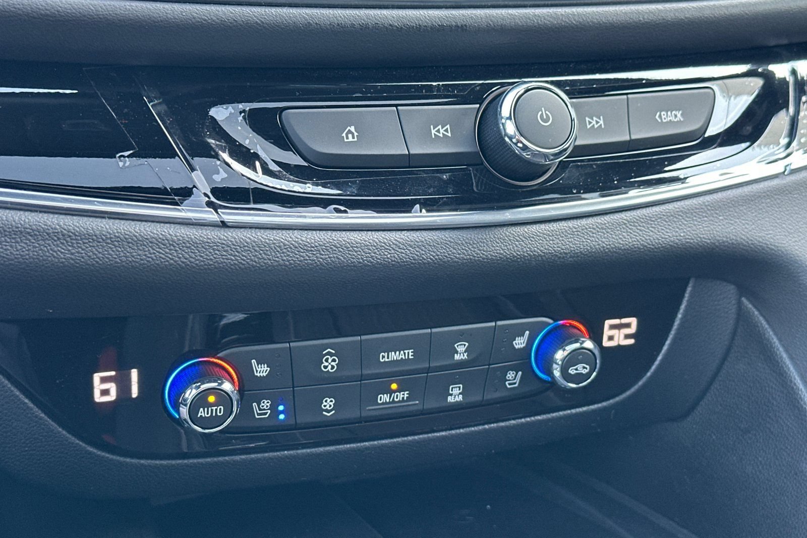 Certified 2024 Buick Enclave Avenir FWD image 30