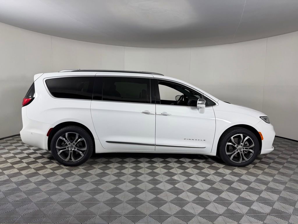 Used 2024 Chrysler Pacifica Pinnacle image 5