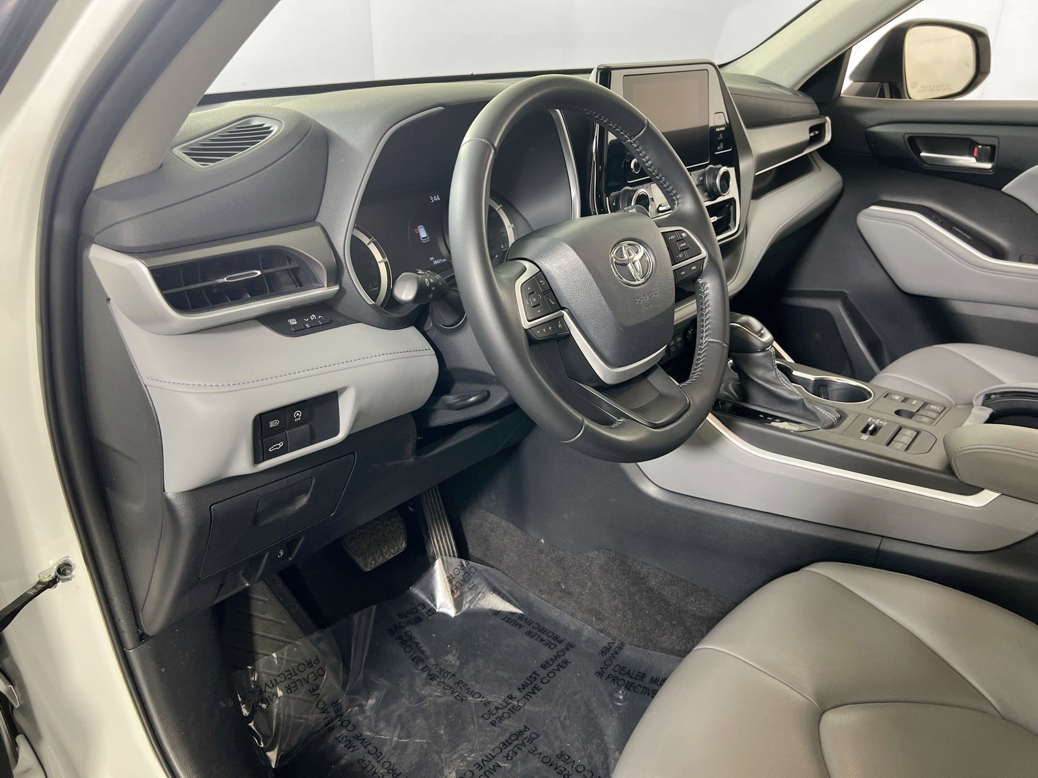 Used 2023 Toyota Highlander XLE AWD/4WD image 9