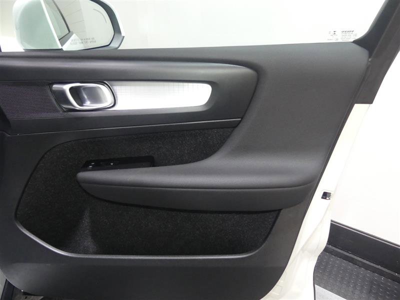 Used 2021 Volvo XC40 T5 Momentum w/ Climate Package image 19