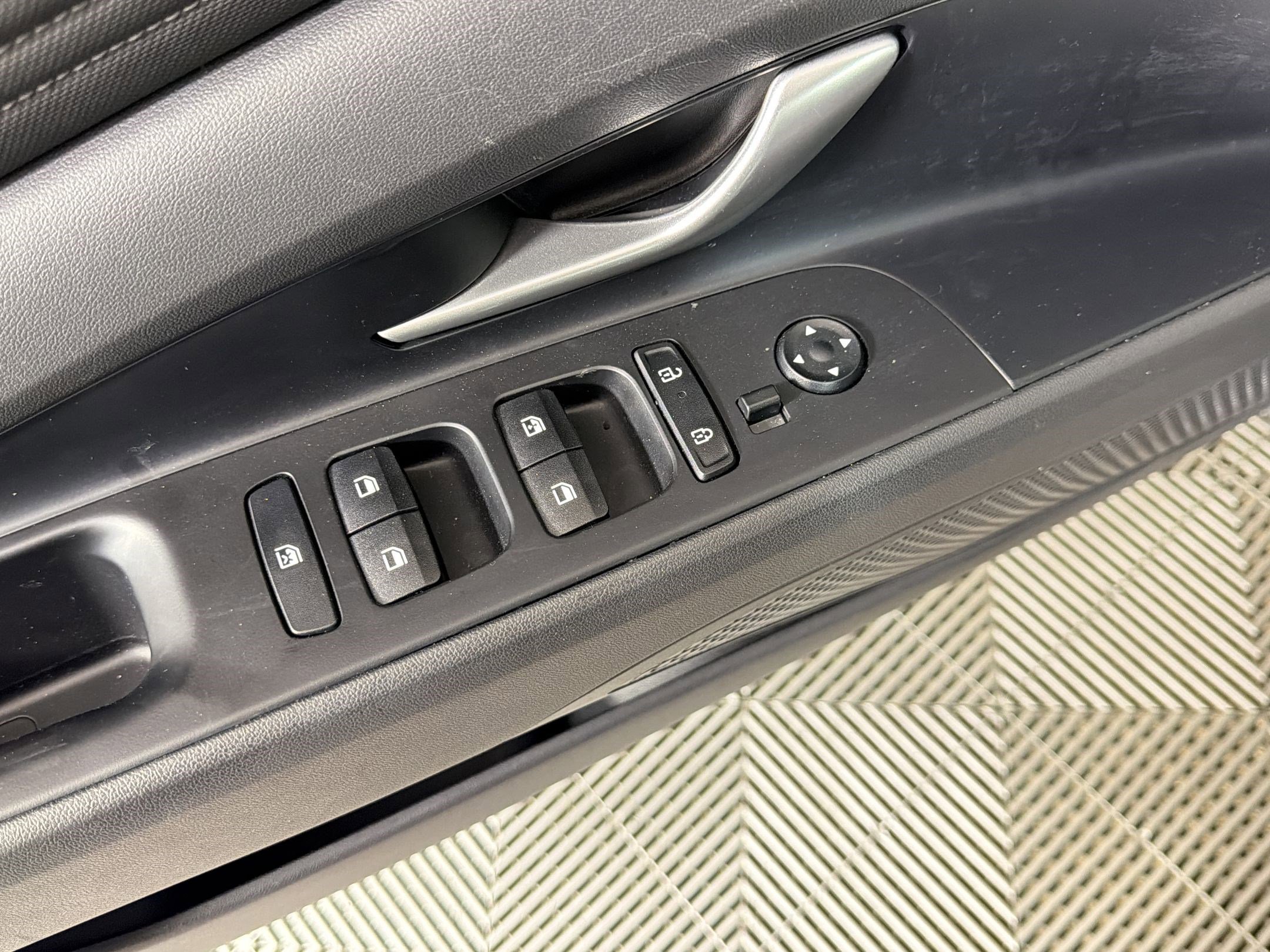 Used 2025 Hyundai Elantra SEL image 19