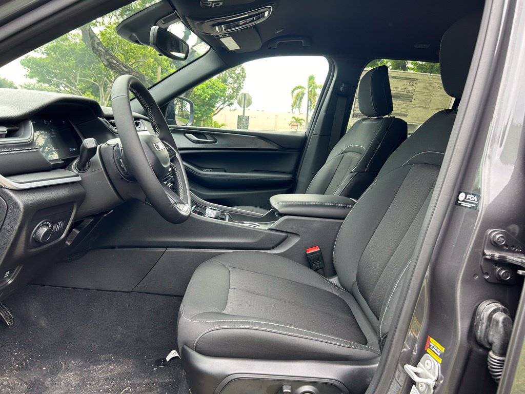 New 2024 Jeep Grand Cherokee Laredo AWD/4WD image 10