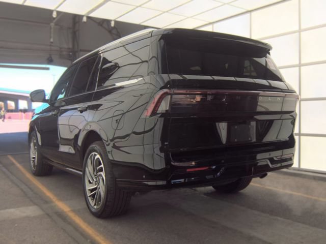 Used 2025 Lincoln Navigator Reserve AWD/4WD image 6