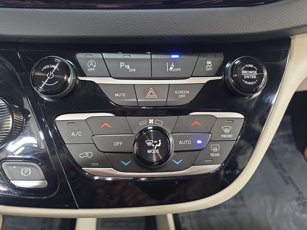 Used 2023 Chrysler Pacifica Touring-L image 23