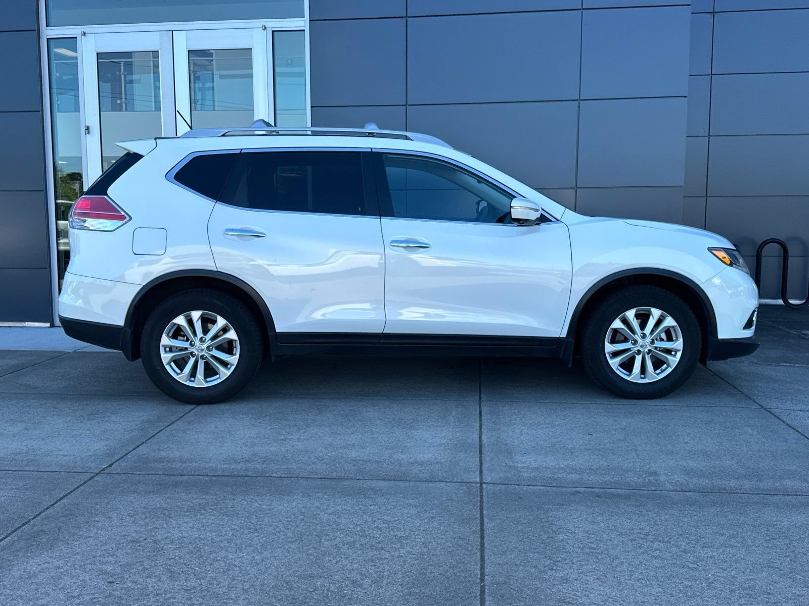 Used 2014 Nissan Rogue SV w/ SV Premium Package FWD image 2