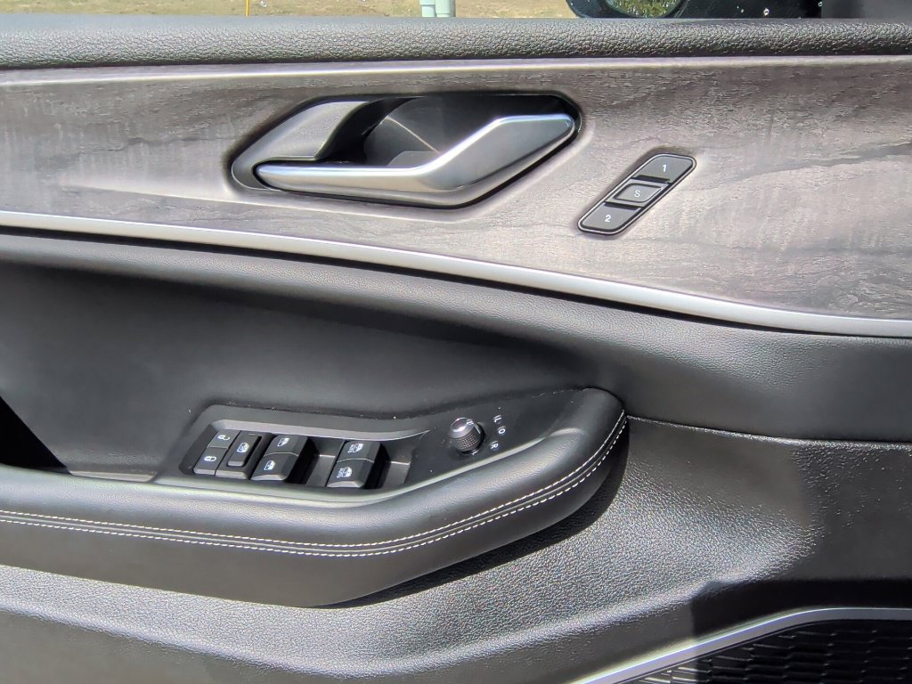 Used 2024 Jeep Grand Cherokee Limited RWD image 11