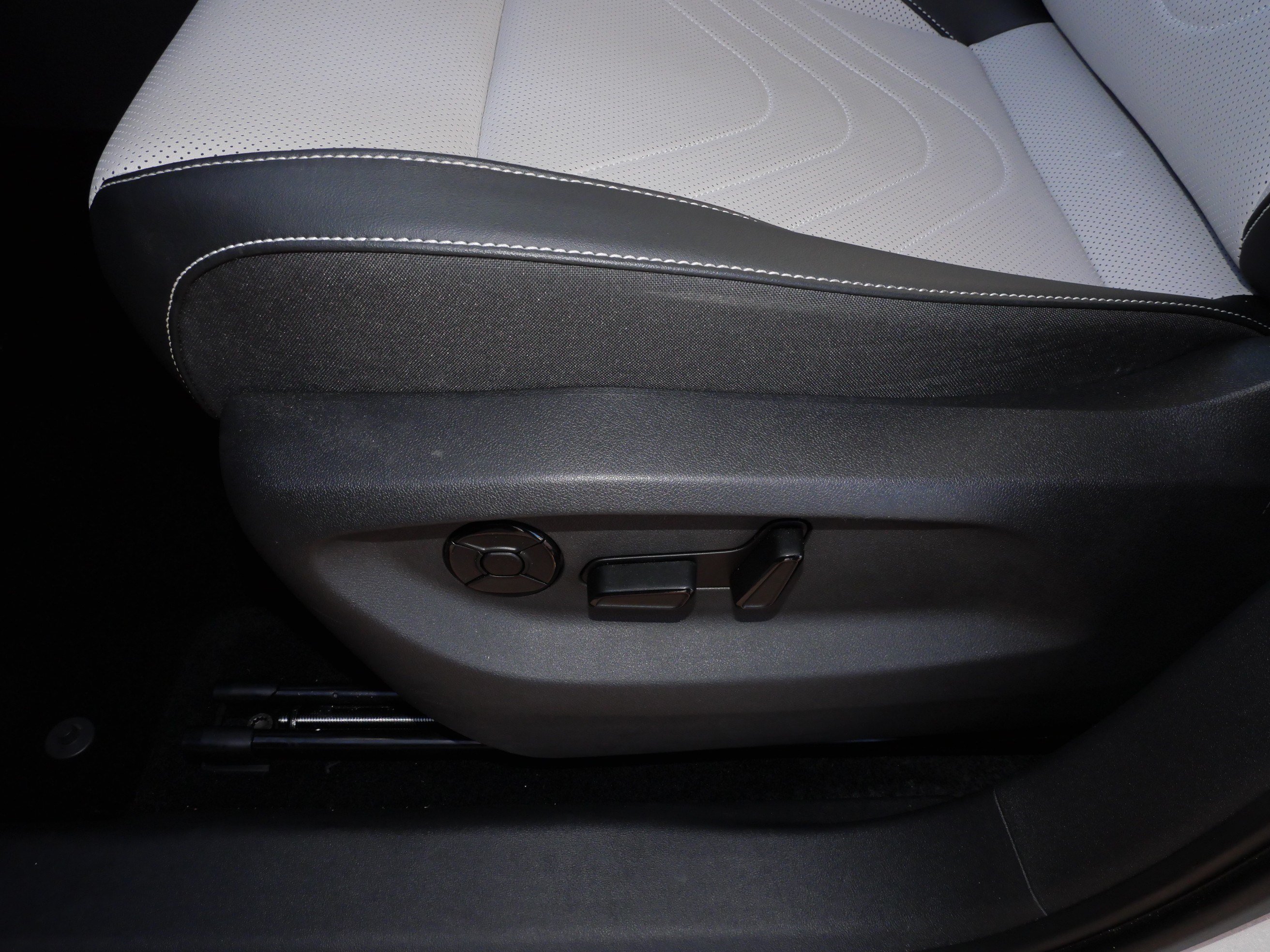 Certified 2025 Volkswagen Tiguan SE w/ Panoramic Sunroof Package AWD/4WD image 19