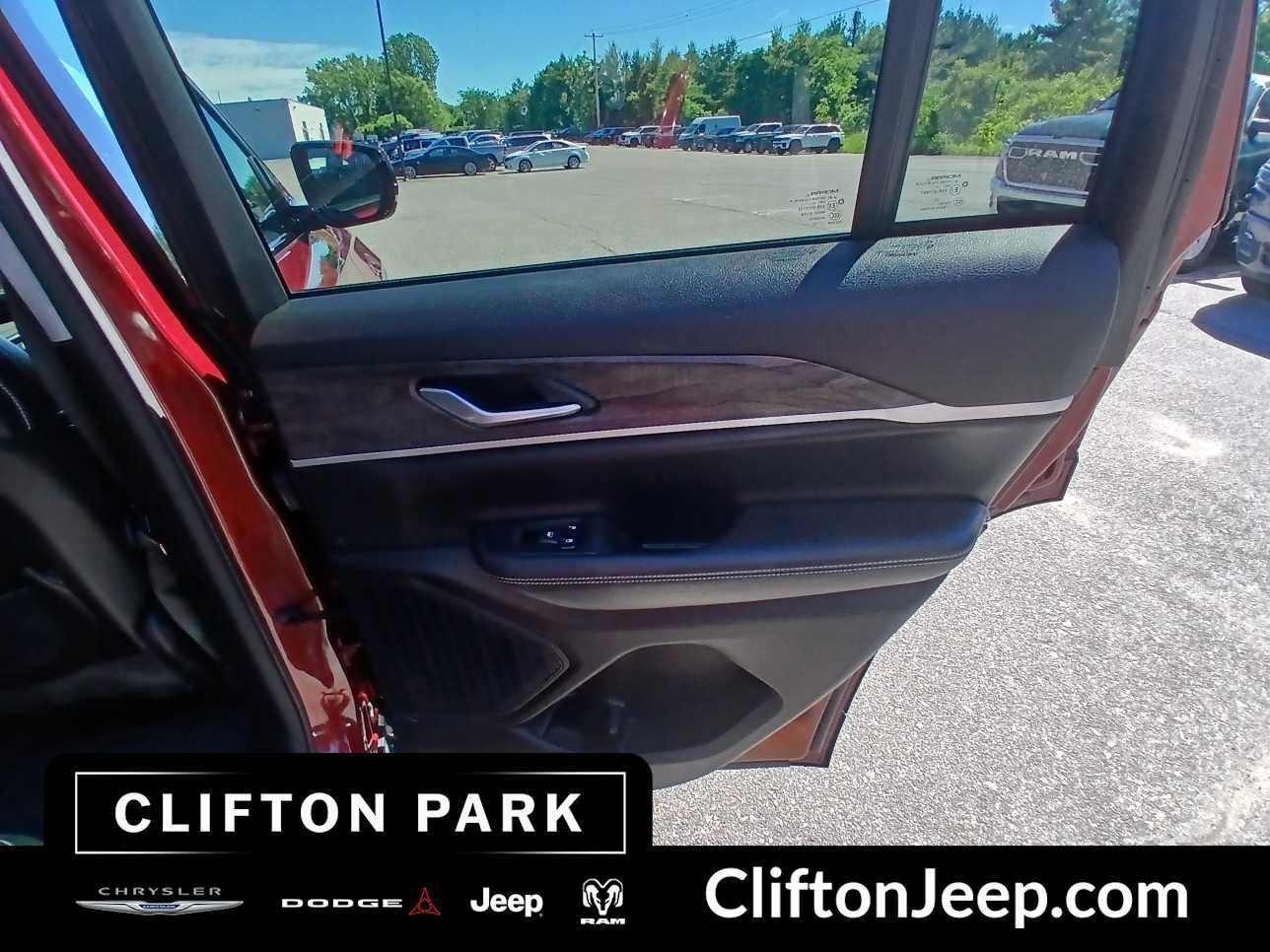 Certified 2023 Jeep Grand Cherokee Limited AWD/4WD image 14