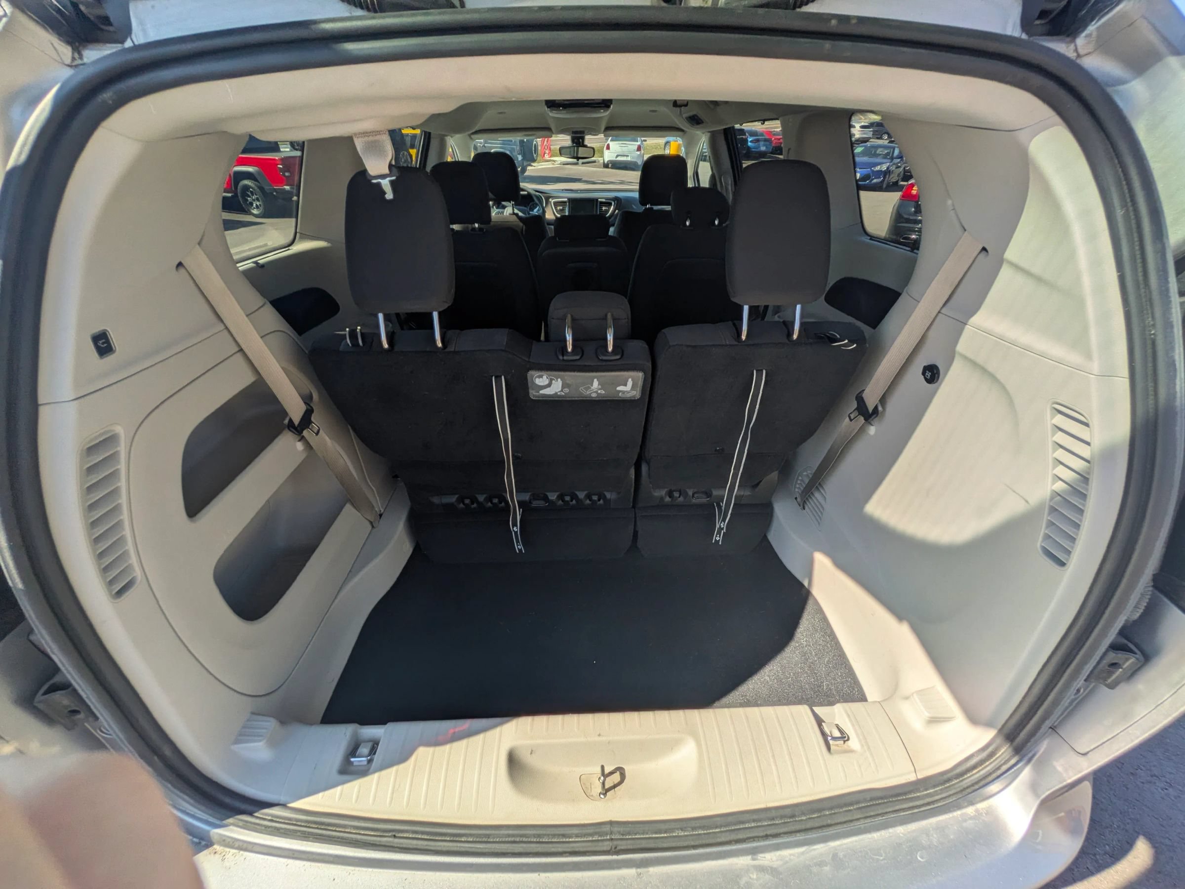 Used 2017 Chrysler Pacifica Touring Plus w/ Tire & Wheel Group FWD image 34