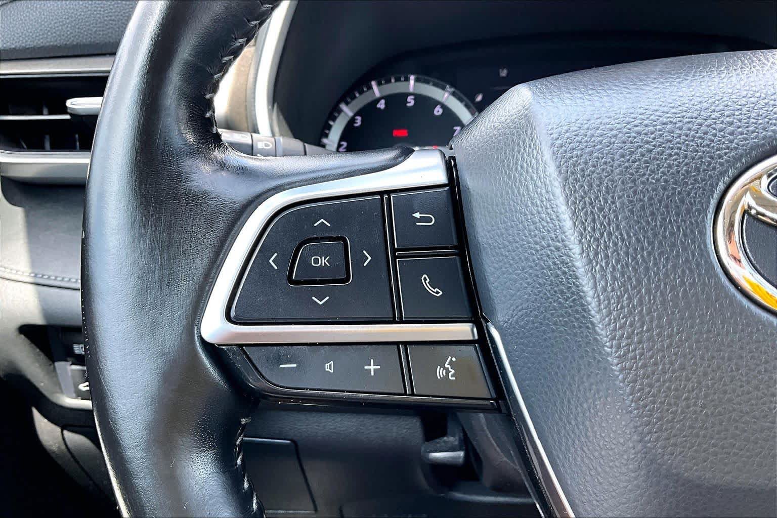 Used 2021 Toyota Highlander XLE AWD/4WD image 23