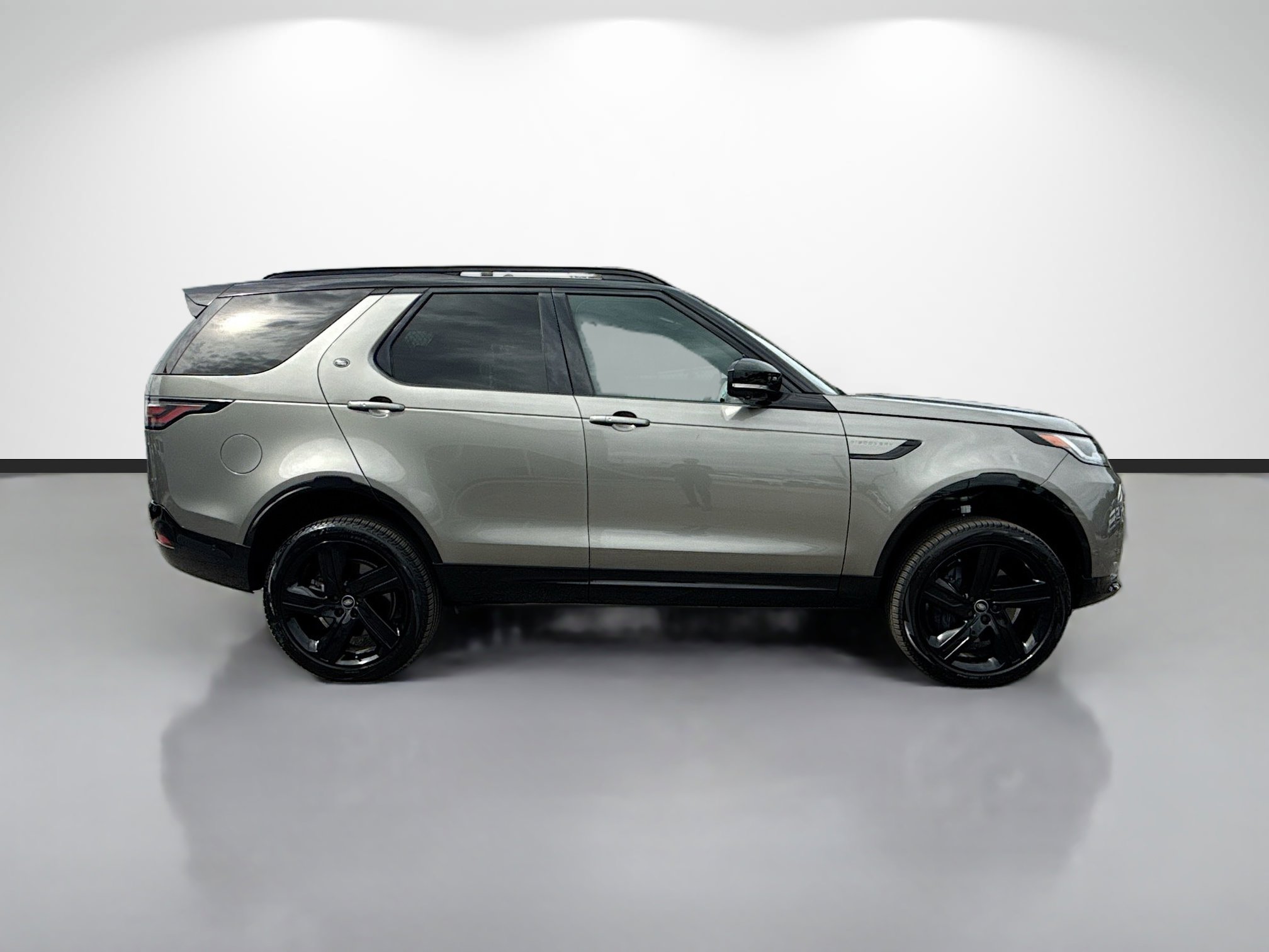 Used 2025 Land Rover Discovery Dynamic SE AWD/4WD image 6