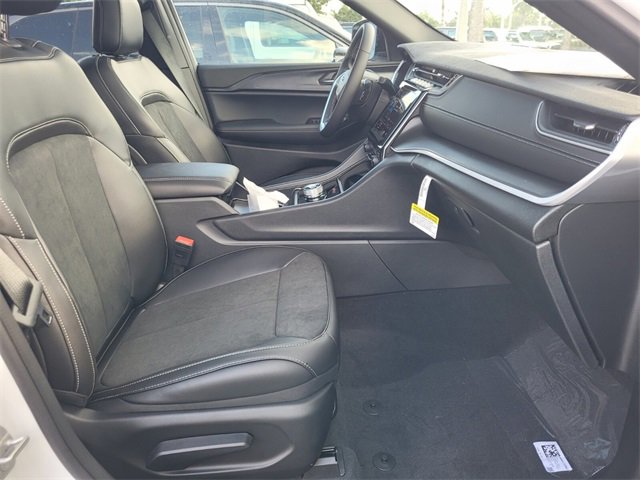 New 2025 Jeep Grand Cherokee Altitude image 14