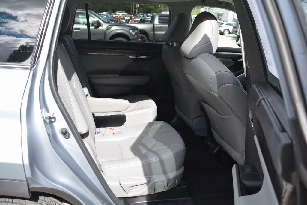 Used 2023 Toyota Highlander Limited image 22