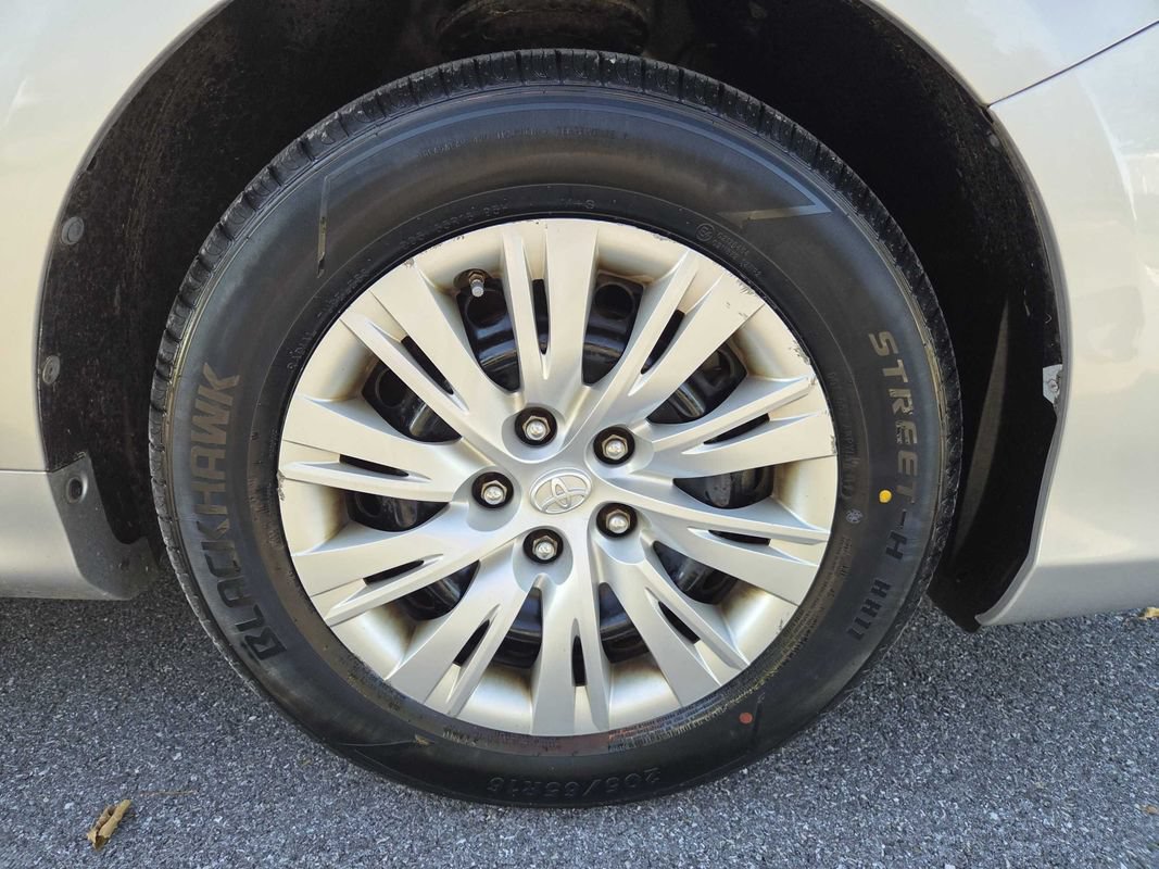 Used 2014 Toyota Camry LE FWD image 27