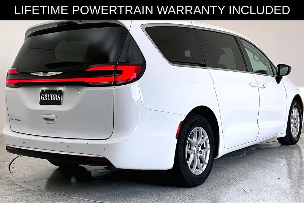 Used 2024 Chrysler Pacifica Touring-L FWD image 2