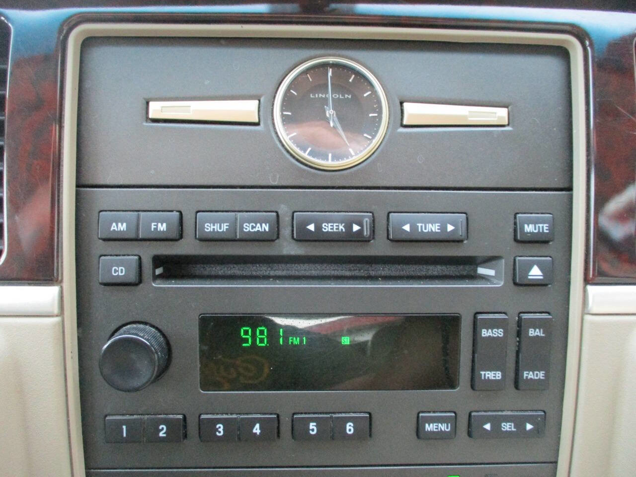 Used 2006 Lincoln Town Car Signature image 30