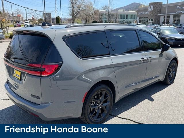 Used 2023 Chrysler Pacifica Limited w/ Uconnect Theater Family Group image 5