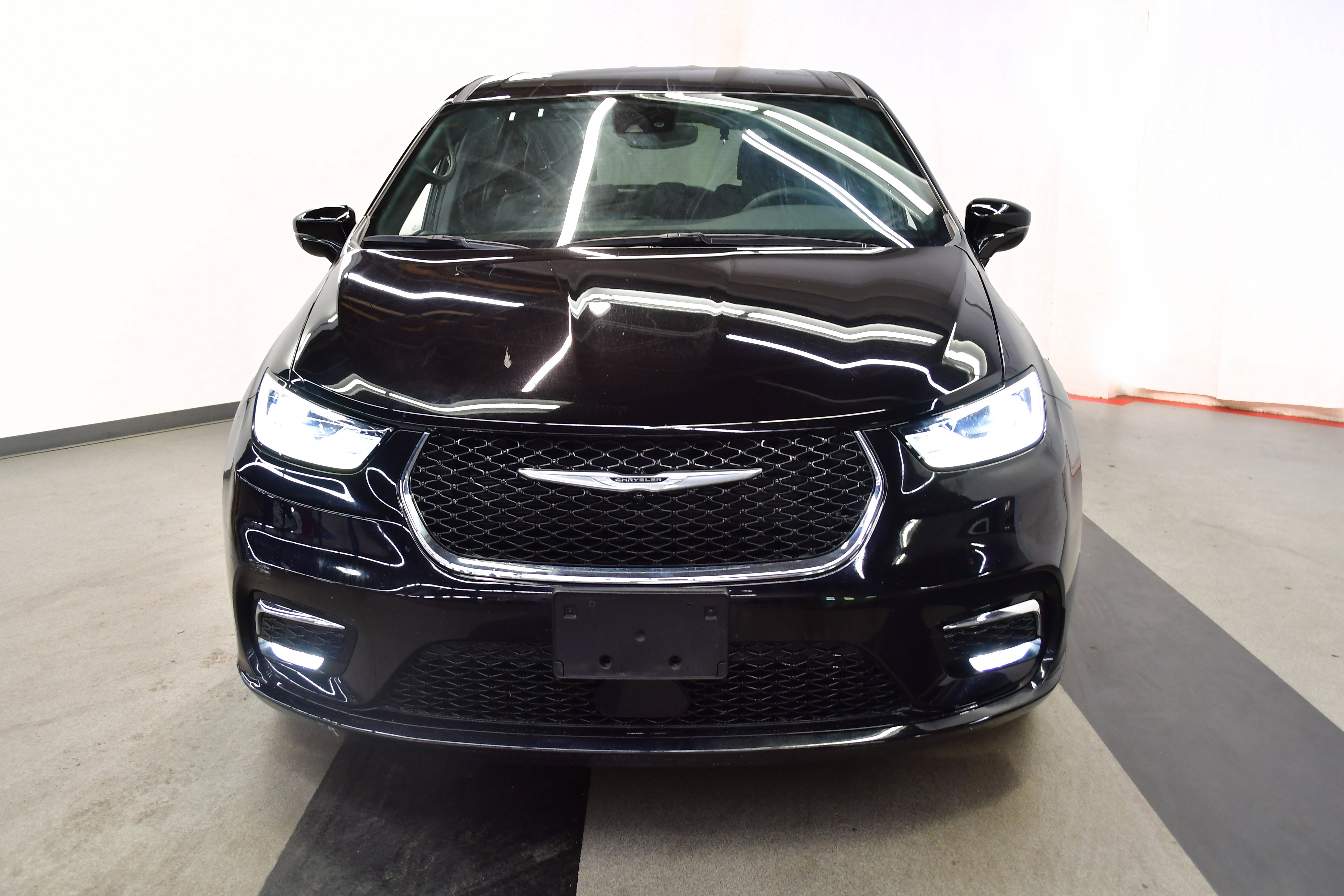 Used 2025 Chrysler Pacifica Select FWD image 3